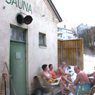 Vilvoittelua saunan edessä