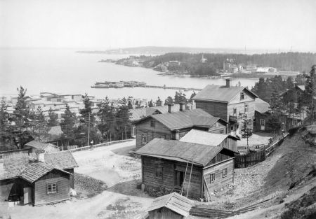 I.K. Inhan kuvaama näkymä Pispalan valtatielle Rajaportin kortteliin 1904, hieman ennen saunan rakentamista.