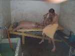 Giedrius Gervys tekee kuorintapesua kahvihunajaseoksella vihdonnan jälkeen