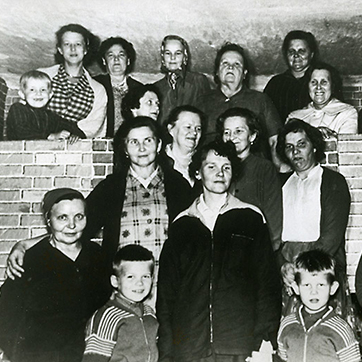 Vanha kuva Rajaportin Naisista