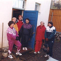 Naisia tulossa saunaan