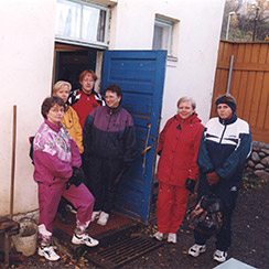Naisia tulossa saunaan