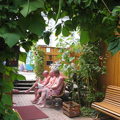 Kuva pihalta Mäkikadun portille, saunojia
