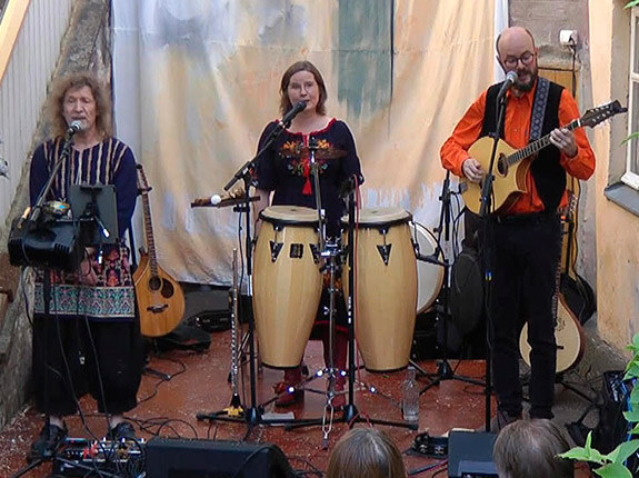 Hippijuhla -yhtye esiintyy.