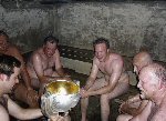 Poika saunomassa